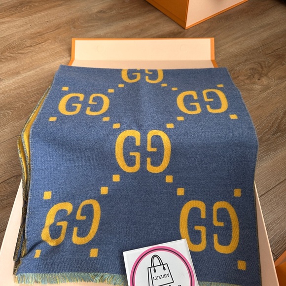 Authentic Gucci jacquard GG Logo Wool Silk Scarf Blue & Yellow - Picture 8 of 13